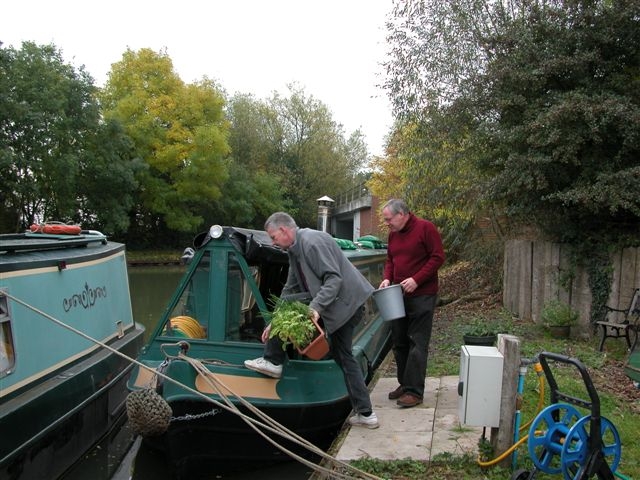 Andrew, Jackie and Alan kindly helped me get the boat to Braunston. Here Andrew is helping to stow the last pieces of equipment